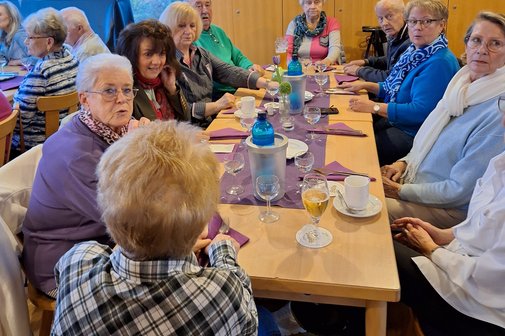 Alle hören gespannt zu