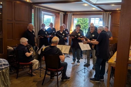 Der Shanty‑Chor aus Vahlhausen sorgt mit maritimen Liedern für gute Stimmung