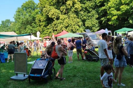 Besucher beim Fest