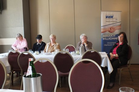 Jahreshauptversammlung 2026 Vier Frauen und ein Mann sitzen an einem langen Tisch.