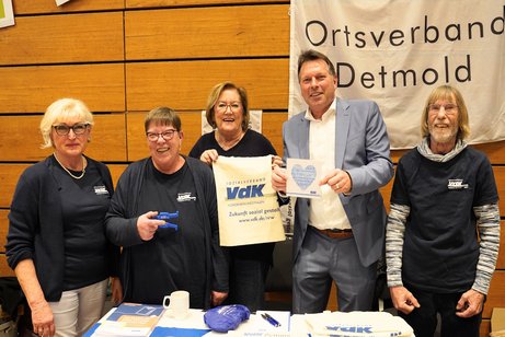 Personen vlnr: Vorstandsmitglieder Erika Stanke, Beate Bornemann, B&uuml;rgermeister Frank Hilker, Ursel Amft und Rainer Makowsky