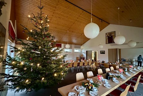 Dekorierte Tische mit Weihnachtsbaum