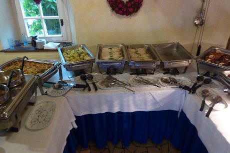 Ein Tisch mit Spargel
