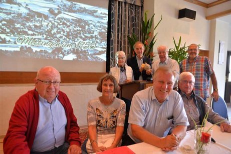 Auf Einladung des VdK-Vorstands (hier ein Teil des Gremiums um seinen Vorsitzenden Otto Lohmann, hinten 2.v.l.) zeigte Karl Dorenkamp (hinten 2.v.r.) seinen Film „Als die Abrissbirne durch Mettingen tobte“. | Foto: del