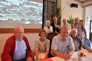 Auf Einladung des VdK-Vorstands (hier ein Teil des Gremiums um seinen Vorsitzenden Otto Lohmann, hinten 2.v.l.) zeigte Karl Dorenkamp (hinten 2.v.r.) seinen Film „Als die Abrissbirne durch Mettingen tobte“. | Foto: del