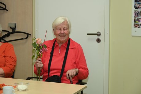 Frau Meiser mit Rose
