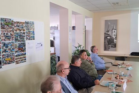 Teilnehmer hören den Vortrag