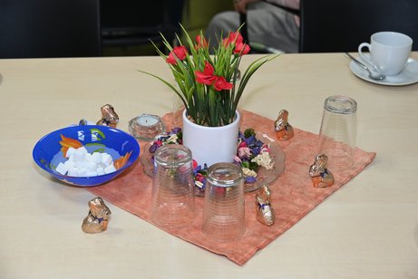 Tisch mit Osterschmuck