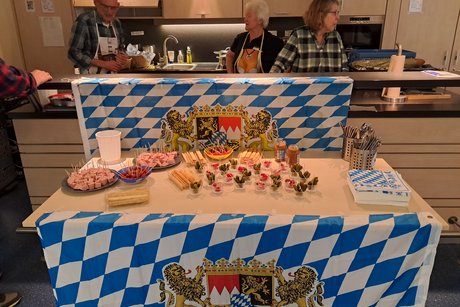 Gedeckter Tisch mit bayerischen Büffet