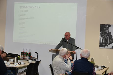 Der Vorsitzende tr&auml;gt den Gesch&auml;ftsbericht vor