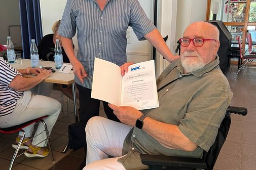 Klaus Eichstädt überreicht die Ehrennadel und Ehrenurkunde des VdK Landesverbandes Klaus Eichstädt überreicht die Ehrennadel und Ehrenurkunde des VdK Landesverbandes