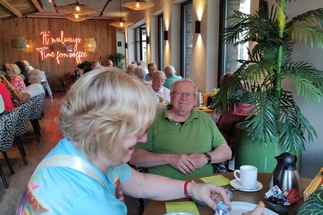 Teilnehmer beim Kaffee trinken