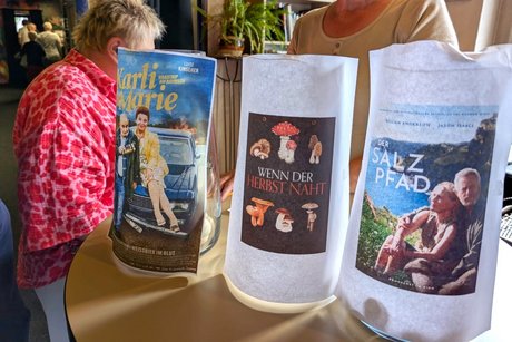 Das Publikum durfte auch diesmal wieder aus drei Filmen seinen Favoriten für den kommenden Monat auswählen und entschied sich für „Der Salzpfad“, ein Drama ohne Kitsch, das den Ausnahmezustand seiner zwei Hauptfiguren stets ernst nimmt.