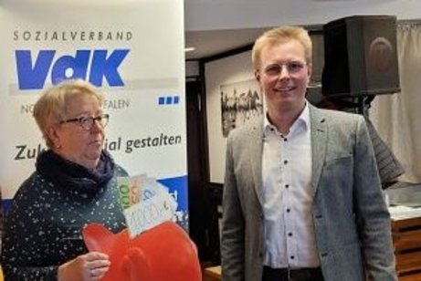 Kevin Schneider überreicht dem VdK Ortsverband Borghorst eine Spende über 1.000 Euro
