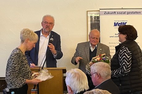 Willi Solbach überreicht die Ernennungsurkunde zum Ehrenvorsitzenden