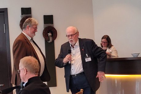 Ehrenvorsitzender Werner Lammers rechts gratuliert Klaus Meiers links zur Wahl des Kreisvorsitzenden