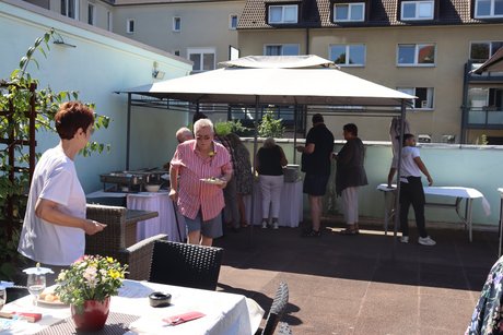 Menschen gehen zum Buffet.