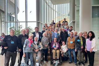 Gruppenfoto auf der Treppe im Foyer des Landtages Düsseldorf