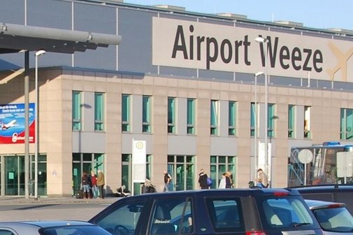Ende 1999 übergab die Royal Air Force ihre Basis Weeze-Laarbruch nach 45 Jahren an die deutschen Behörden. Vier Jahre später nahm der Flughafen Niederrhein und spätere Airport Weeze den Flugbetrieb auf.