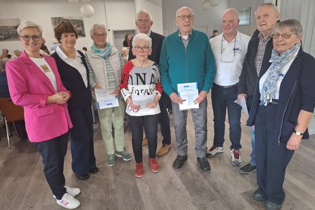 25jährige Treue zum VdK Unser Bild zeigt vier der Jubilare, die für ihre 25jährige Treue zum VdK-Ortsverband ausgezeichnet wurden.