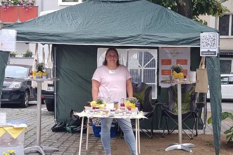 Der Hospizverein informiert mit einem Infostand.