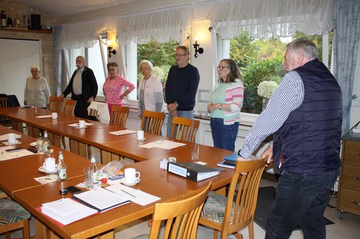 Der Vorsitzende, rechts stehend, begrüßt die Vorstandmitglieder