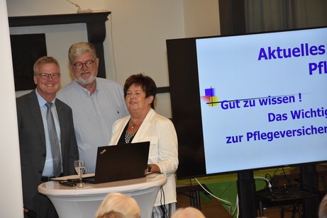 Marlies Rippert begrüßte mit Dr. Peter Lüttmann (l.) und Klaus Meiers die VdK-Mitglieder.