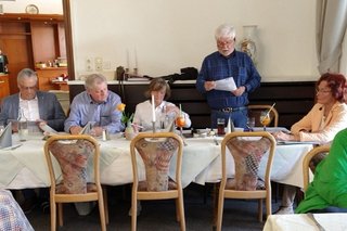 Von links nach rechts: Vom Kreisverband sind der Kassierer Dieter Borchert und der Schriftführer Helmut Steiffert anwesend, Schriftführerin Ursula Ruth von Bruck, der Vorsitzende Dieter Düllmann beim Verlesen der Tagesordnung und die Kassiererin Ursula Brinkmann.