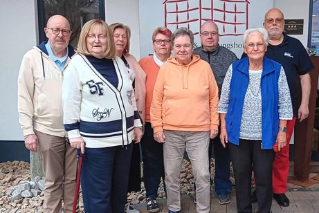 Auf dem Bild sieht man den Vorstand des VdK D&uuml;sseldorf OV - Bilk und Referent Norbert Zielonka. Man sieht drei M&auml;nner und f&uuml;nf Frauen vor dem Tagungshotel in Bad Fredeburg.