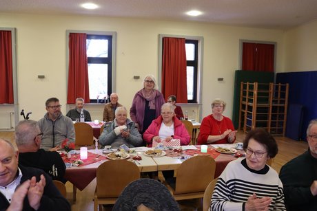 Eine Frau &uuml;bergibt ein Pr&auml;sent an einen Frau.