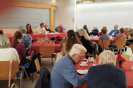 Veranstaltungsraum mit festlich geschm&uuml;ckten Tischen