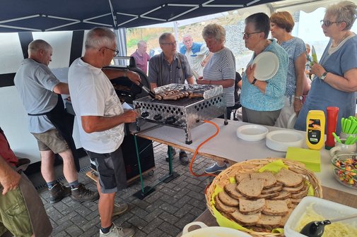 An der Grillstation konnte man sich mit W&uuml;rstchen, Steaks, frischem Brot sowie Kraut- und Kartoffelsalat versorgen.
