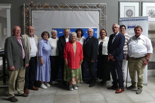 der Kreisvorstand des VdK und G&auml;ste (v. l.): F-J. Schulenkorf, Antonius D&ouml;nnebrink, Ulrike Schulz, Annette Schauerte, Josef Weiner (Landesverband), Petra Bergmann, Ulrike Wei&szlig;, Herm. Berkemeyer, Anne Kort&uuml;m (B&uuml;rgermeisterin Stadt Gescher), Reinh. B&ouml;cker (stellv. Landrat Kr. Borken) Barbara Wiech, Bernhard Bu&szlig;