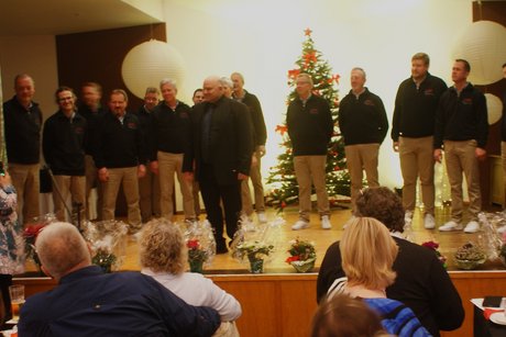 Monika Franzke bedankt sich beim MGV Seelscheid für den Vortrag.