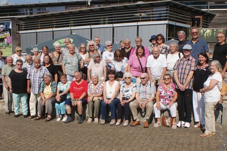 Die Teilnehmer der Tagesfahrt haben sich zum Gruppenbild aufgestellt.