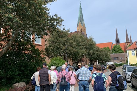 Schleswig Menschen bei Stadtführung in Schleswig