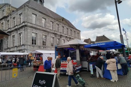 Blick auf den Wochenmarkt und Rathaus