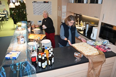 Mitglieder bei der Vorbereitung des Essen