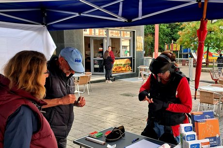 Besucherin im Alters-Anzug