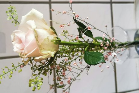 Hübsch gebundene Rose zum Weltfrauentag für jede anwesende Frau
