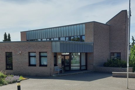 Abgebildet ist die Außenansicht des Gemeindeszentrums in Wickrath
