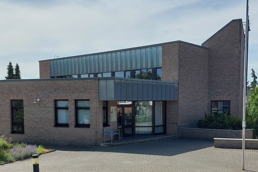 Abgebildet ist die Außenansicht des Gemeindeszentrums in Wickrath