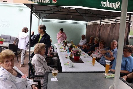 Grillnachmittag vom VdK Ortsverband Borbeck gemeinsam mit dem Ortsverband Altendorf. Teilnehmer sitzen an einem langen Tisch im Außenbereich der Gastronomie.