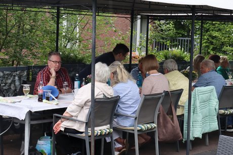 Grillnachmittag vom VdK Ortsverband Altendorf gemeinsam mit dem Ortsverband Borbeck. Teilnehmer sitzen an einem langen Tisch.