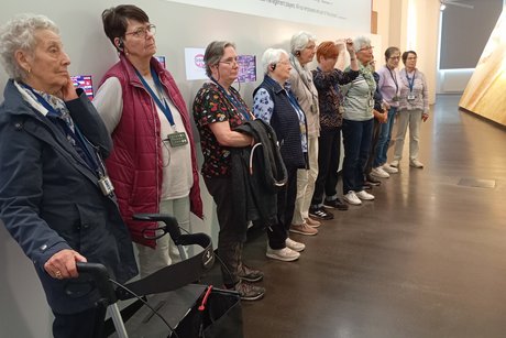 ... alle hörten gespannt zu bei der Werksbesichtigung bei Dr. Oetker.