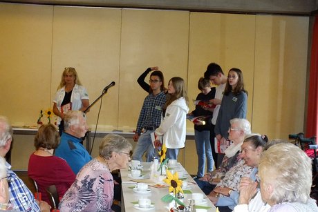 Mehrere Jugendliche schließen sich der Gruppe des Ortsverband an.