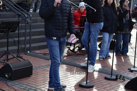 Auftaktveranstaltung internationale Wochen gegen Rassismus in Essen Holsterhausen. Ein Mann spricht zu den Menschen bei der Veranstaltung.
