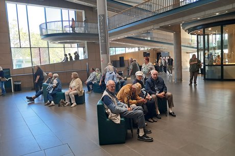 Teilnehmer in der Lobby nach der Besichtigung