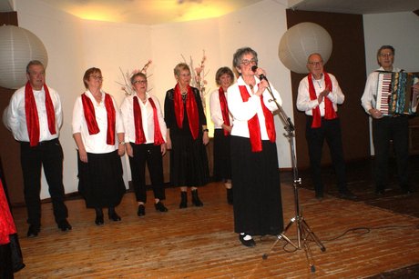 Die Theatergruppe "Die Bühnengeister" steht komplett auf der Bühne.