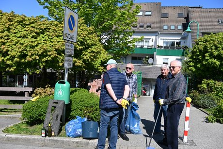 Flei&szlig;ige Helfer betrachten den gesammelten M&uuml;ll